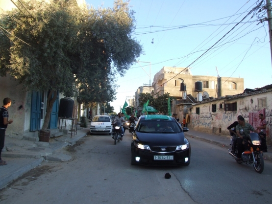 مسيرة محمولة وسط قطاع غزة ابتهاجاً بصفقة التبادل